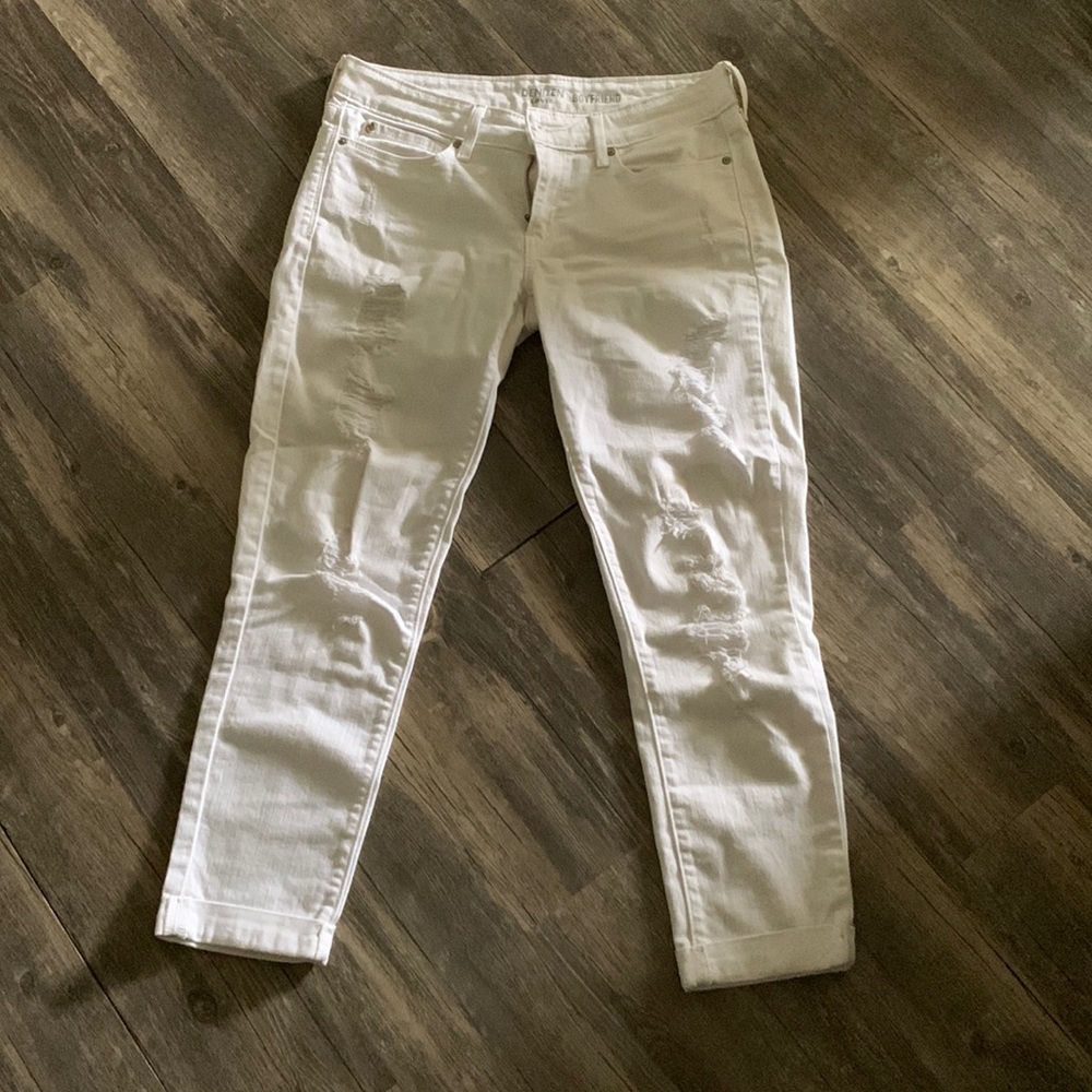 White distressed jeans